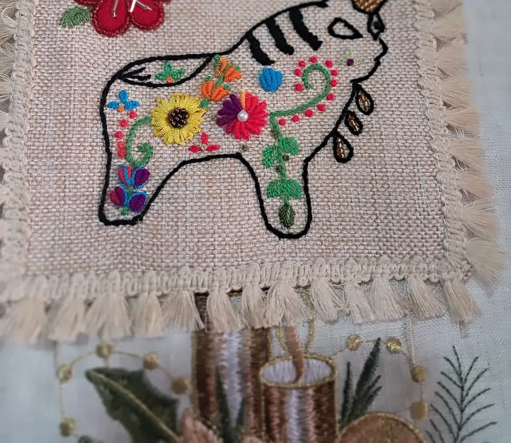 Torito de Pucará bordado con flores de colores sobre tela de lino con flecos