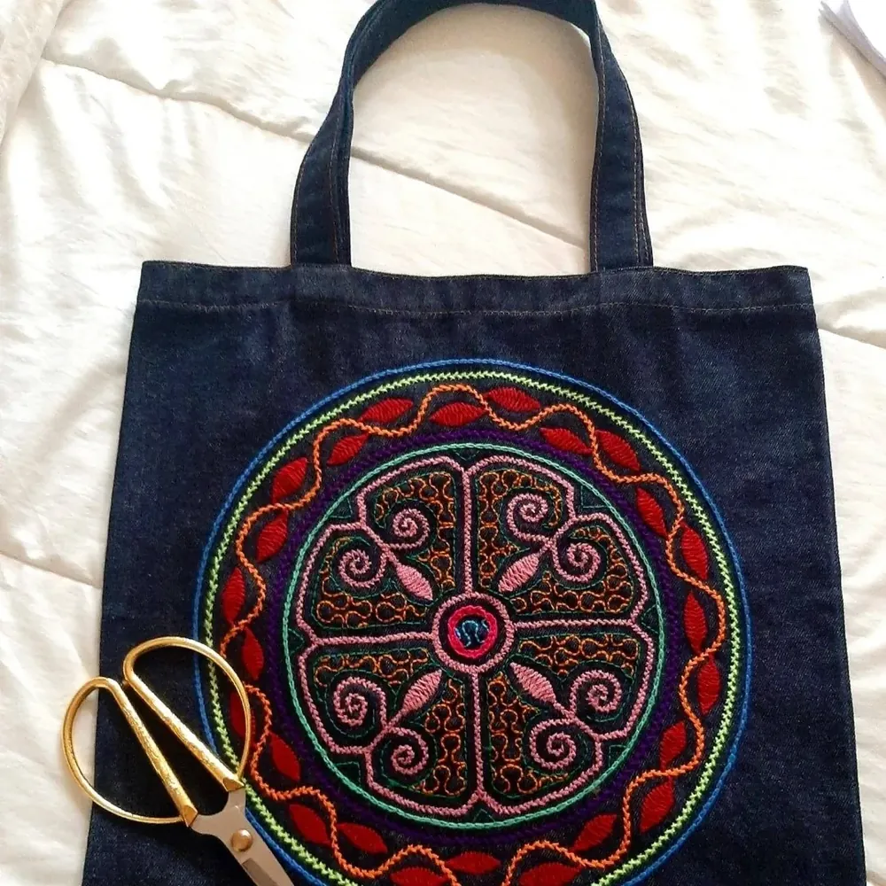 Bolso de jean con mandala de inspiración shipiba bordado en hilo